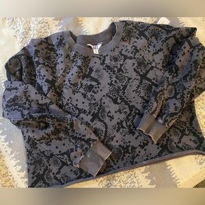 JoyLab Gray and Black Snake‎ Print Cropped Sweatshirt